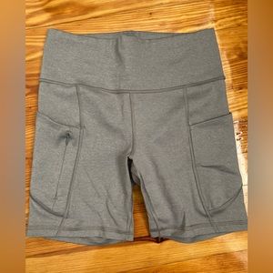 Athleta Salutation Stash 7” Short Grey Size Small